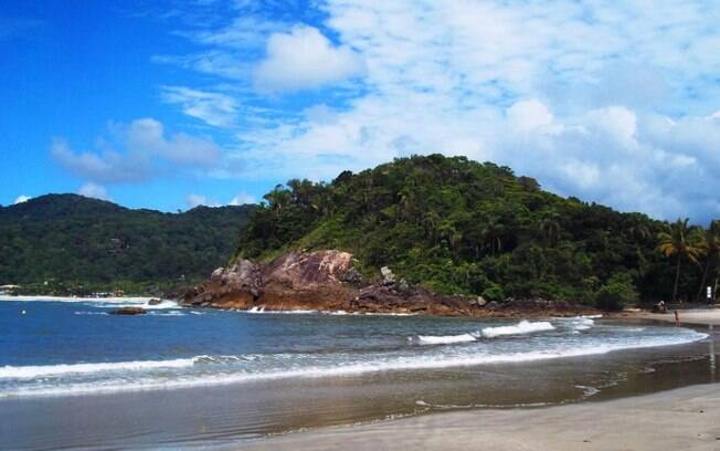 A praia das conchas é conhecida por ser limpa e muito bonita