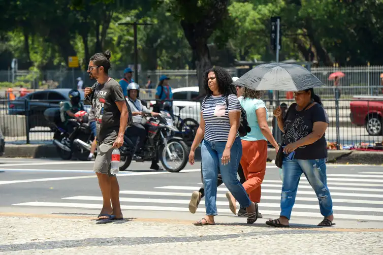 Rio de Janeiro (RJ), 14/11/2023 – População enfrenta forte onda de calor no Rio de Janeiro. Foto: Tomaz Silva/Agência Brasil