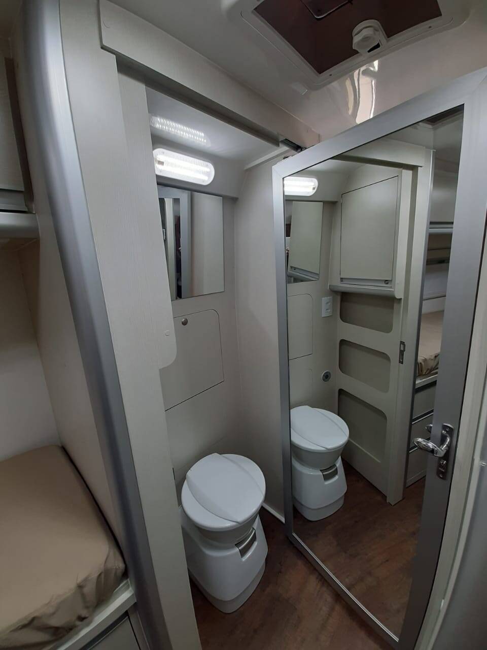 Apaixonados pela estrada, casal vende apartamento para viajar a bordo de um motorhome. Foto: Viaje de Carro