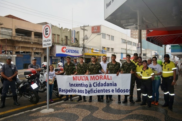 Orientação com 'multa moral' prega respeito no trânsito em Marília