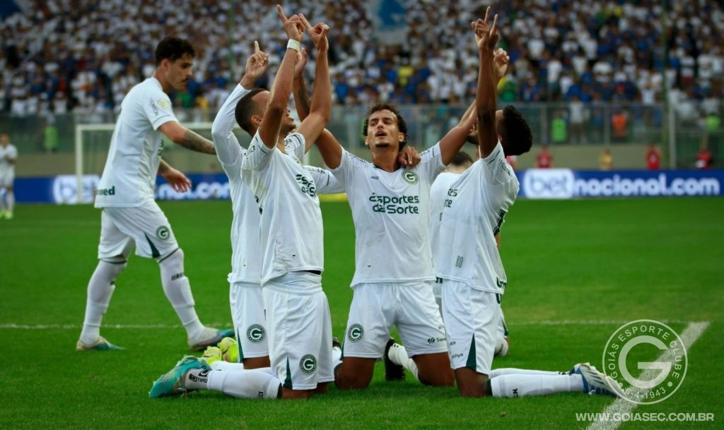 Goiás vence o Cruzeiro e sai da zona de rebaixamento do Brasileirão