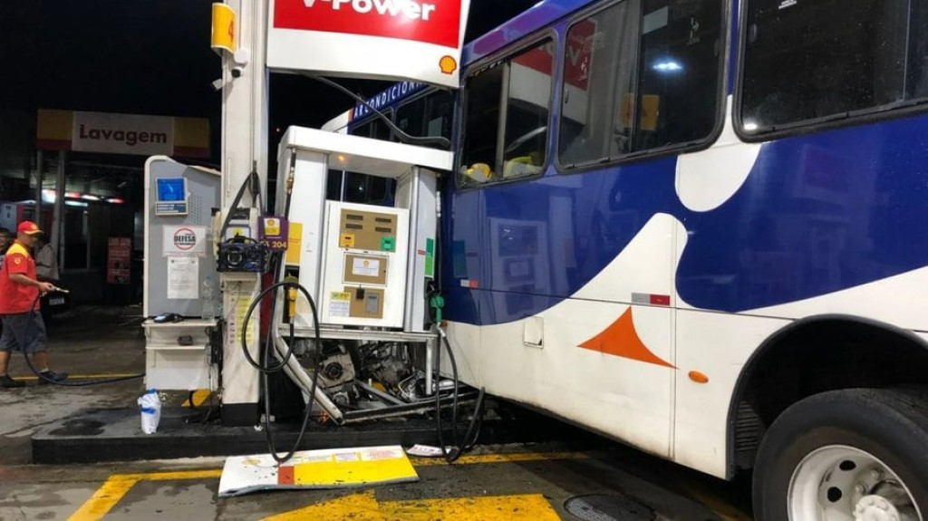 RJ: ônibus invade posto de combustíveis e bate em loja de conveniência