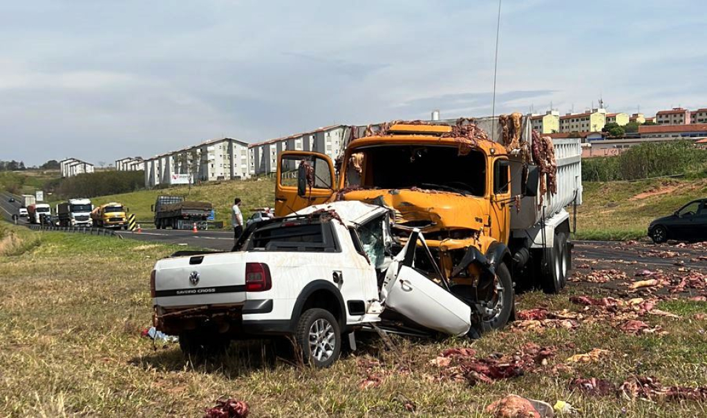 Colisão de carro e caminhão causa morte e para rodovia em Marília por 1h