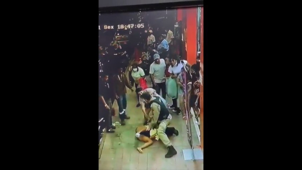 Mulher que sofreu agressão policial com seu bebê diz que tentou gritar socorro Mulher que sofreu agressão policial com seu bebê diz que tentou gritar socorro
