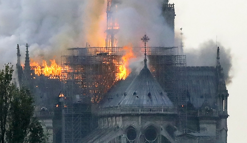 Incêndio atinge Catedral de Notre-Dame em Paris