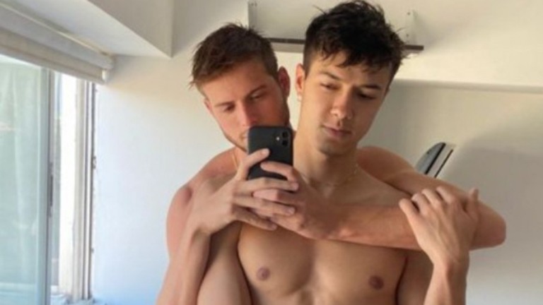 Ex-BBB Daniel Lenhardt posa para foto abraçando o namorado