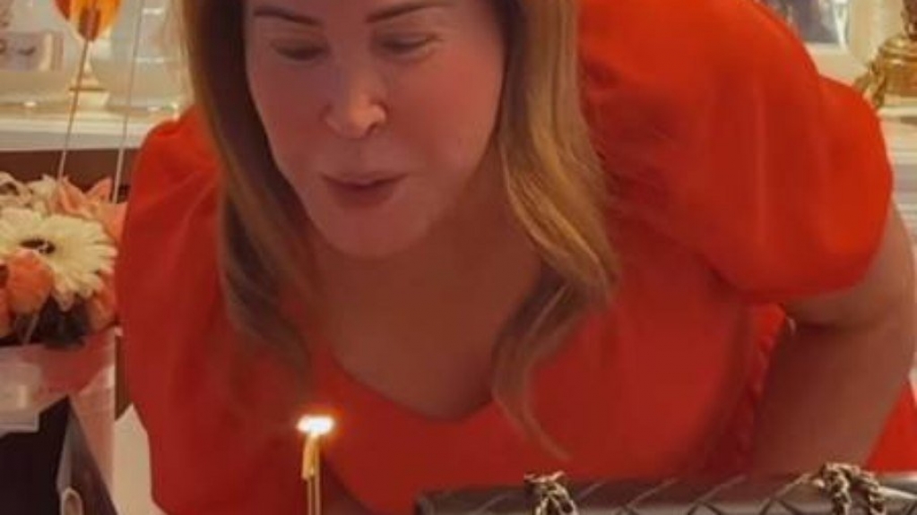 Zilu Camargo comemora 64 anos nos EUA com bolo de bolsa de grife
