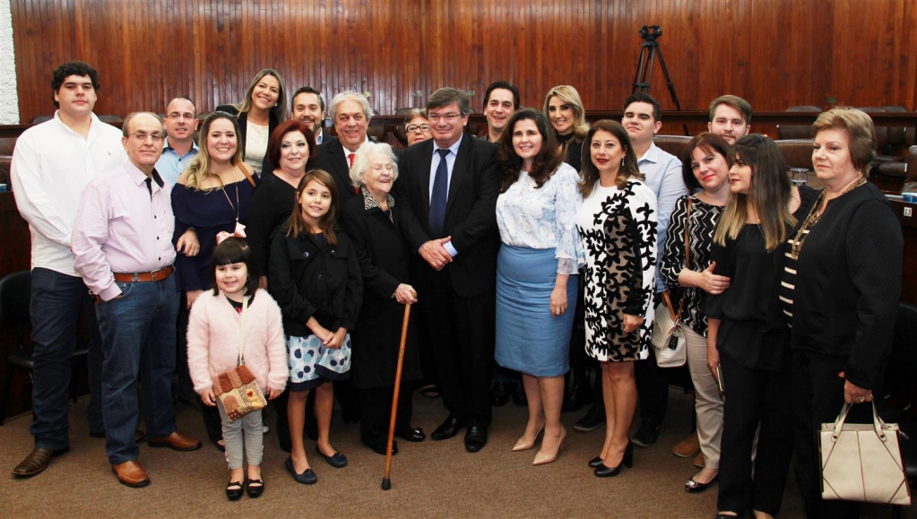 Paulo Diniz recebe homenagens e amigos lotam Câmara para sessão