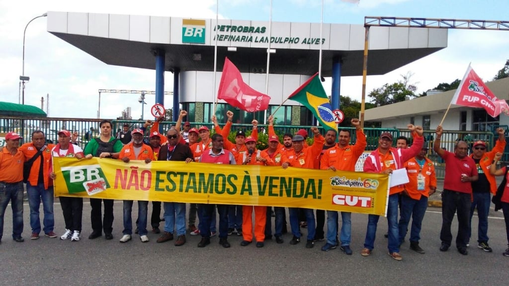 Petroleiros iniciam greve e paralisam refinarias