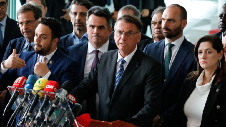 Fora da mídia, Bolsonaro escala Mourão para encontro com embaixadores