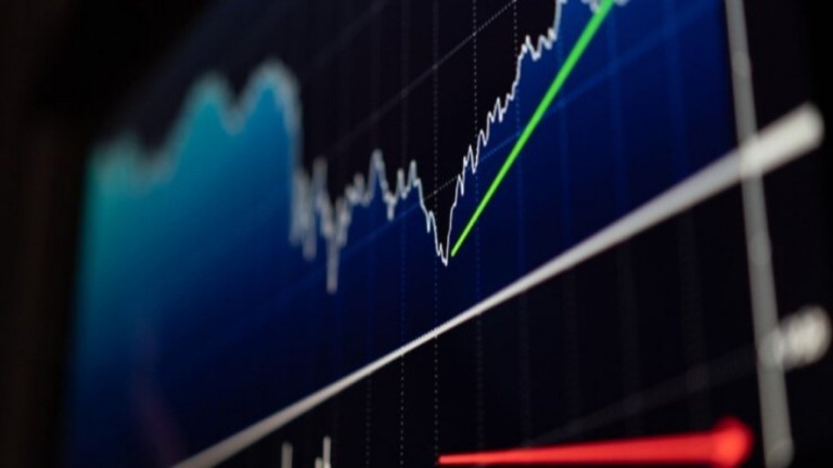 Dólar cai abaixo de R$ 5, petróleo recua e Bolsas europeias disparam