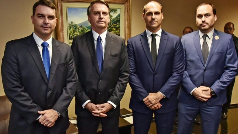 Flávio Bolsonaro assina PEC dos Combustíveis, criticada por Guedes
