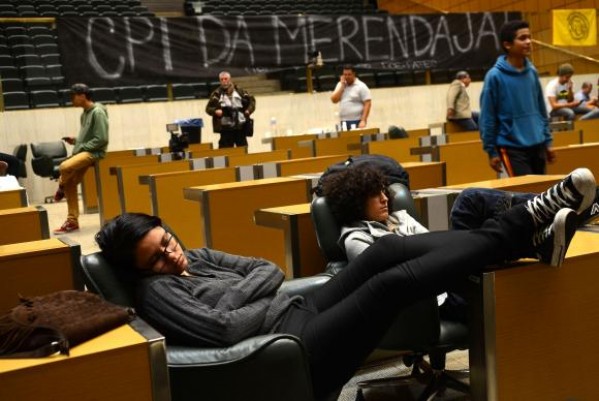 Estudantes durante ocupação na Assembleia Legislativa – Agência Brasil