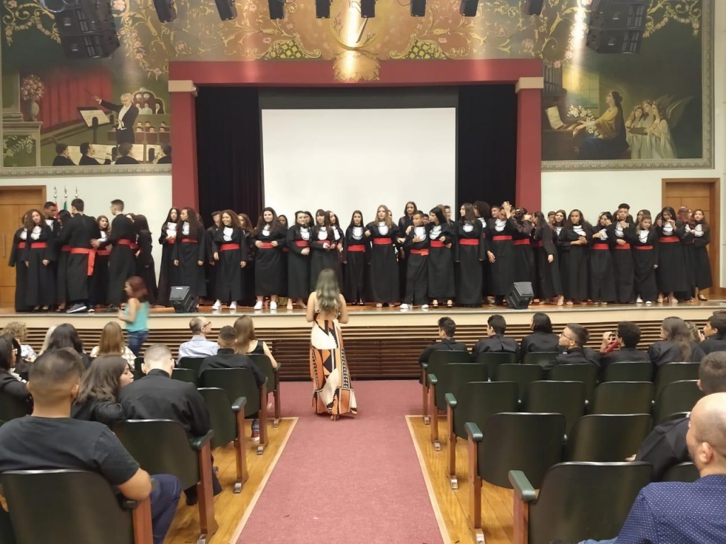 Formatura de Escola Estadual tem coral de Libras e vídeos de Buchecha e MC Pequeno