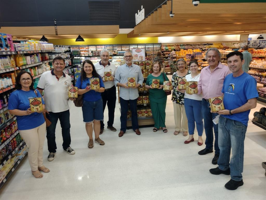 Colaboradores da Gota de Leite incentivam venda de Panetone Solidário