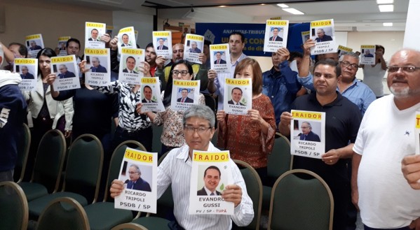 Encontro de sindicatos em Marília termina em protesto contra deputados