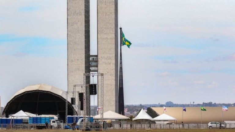 José Cruz/Agência Brasil/Arquivo – 15/08/2023 Montagem da estrutura para o desfile de 7 de setembro na Esplanada dos Ministérios