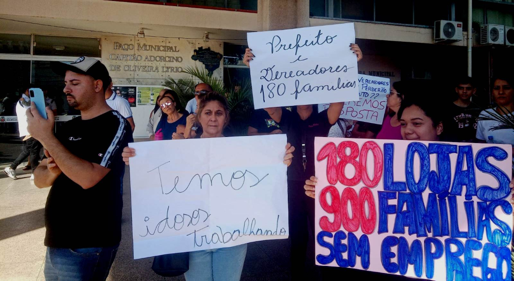 Comerciantes protestam; Daniel promete apoio contra interdição e pede organização em camelódromo