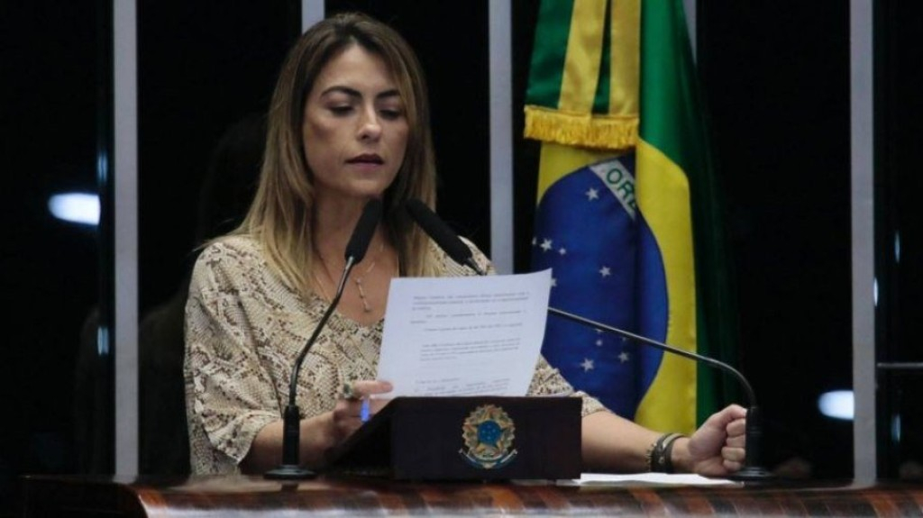 Soraya Thronicke promete isentar de IR quem recebe até R$ 6 mil Soraya Thronicke promete isentar de IR quem recebe até R$ 6 mil