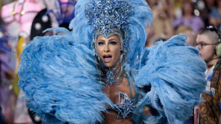 Vila Isabel encerra Carnaval com homenagem de Martinho a sambista