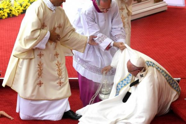 Papa culpa dinheiro por guerra; cai em missa e assusta fiéis