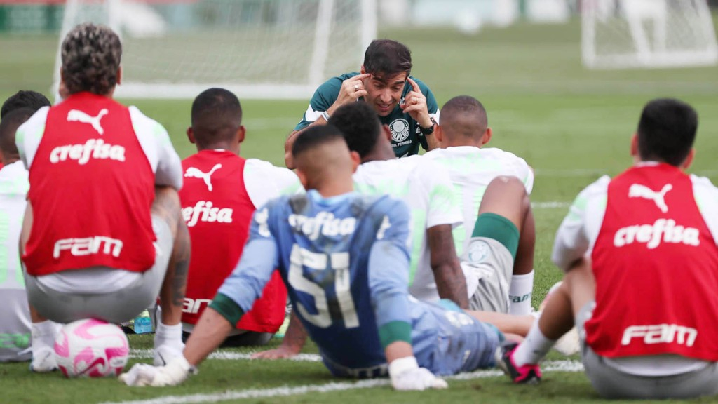 O técnico Abel Ferreira, conversa como elenco durante treinamento | Foto: Cesar