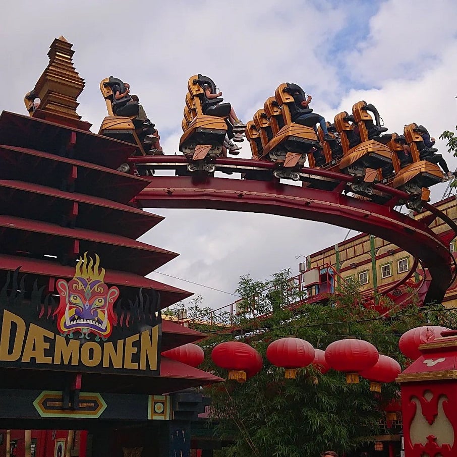 A Demon, montanha russa caracterizada com elementos chineses, no Tivole Park, em Copenhagen, na Dinamarca. Foto: Reprodução/Instagram 04.04.2023