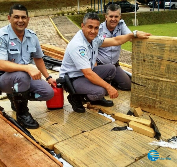 Policiais flagram maconha escondida em carga de madeira – Divulgação