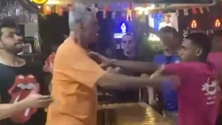 Vídeo: Cliente agride garçom por causa de R$ 2