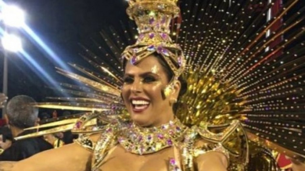 Rainha de bateria desfila como taça do Mundial do Flamengo Rainha de bateria desfila como taça do Mundial do Flamengo