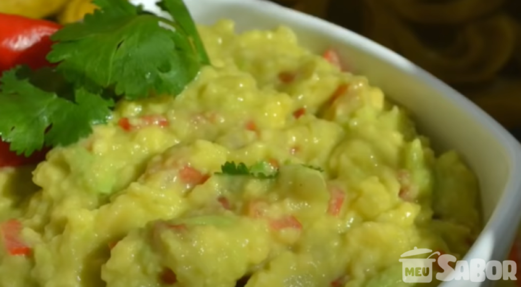 Nada melhor que um comida mexicana picante! Guacamole com doritos!