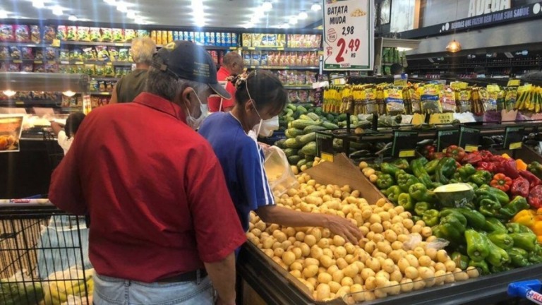 Vale mais a pena comprar itens avulsos ou cesta básica completa?