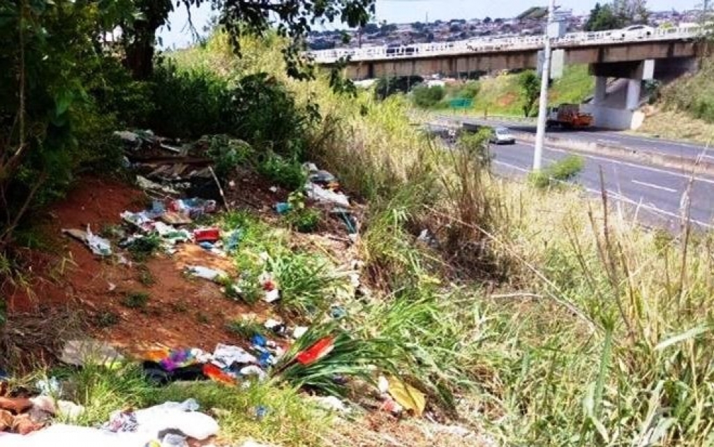 Lixo na beira de rodovia agrava preocupação com dengue em Marília