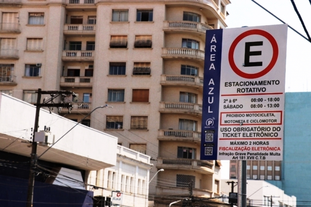 Justiça mantém cobrança mas abre prazo para Rizzo contestar multa sobre zona azul