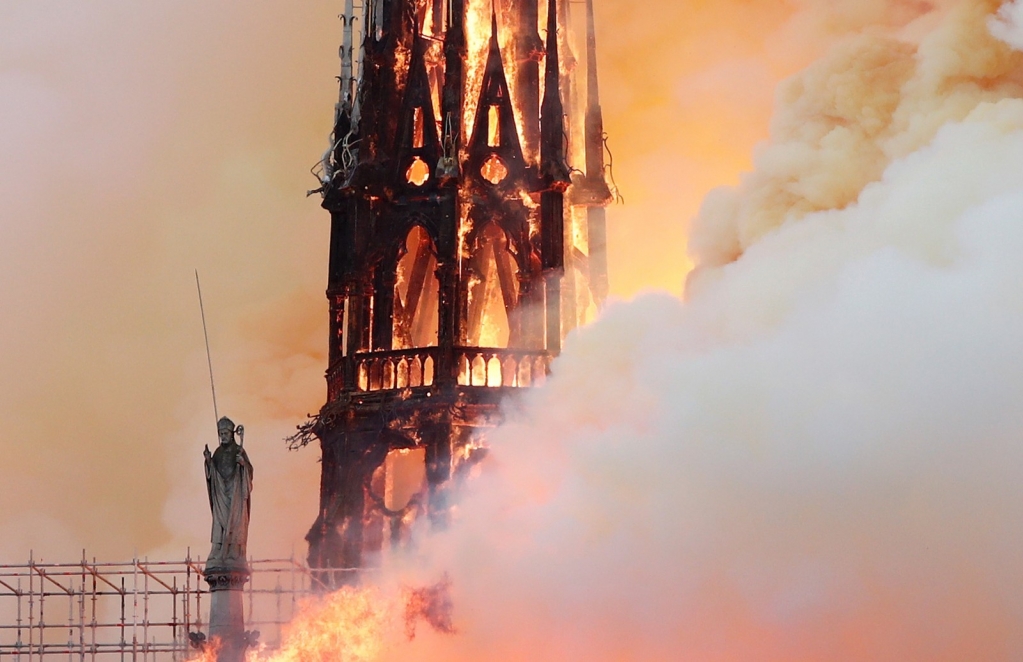 Fogo consome Notre-Dame; marilienses postam lembranças com Catedral