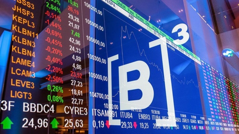 Dólar opera em alta e bate R$ 5,05; Bolsa cai