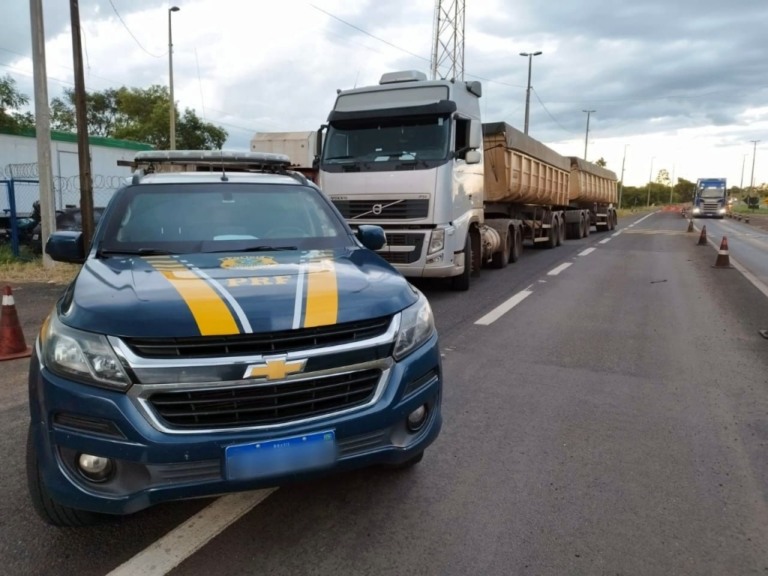 Carreta com ordem de apreensão no MT é apreendida em Ourinhos