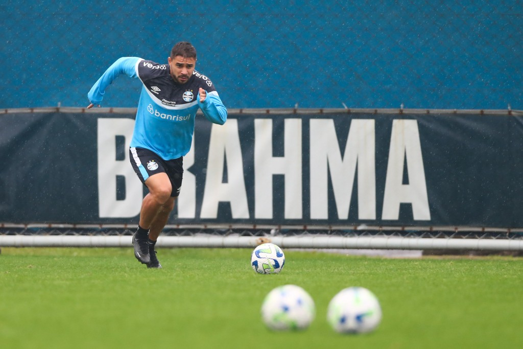 Grêmio treina e viaja para duelar com o São Paulo