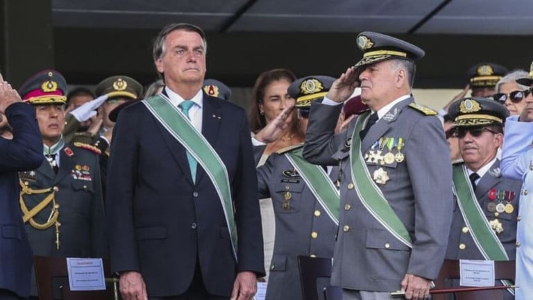 Antônio Cruz/Agência Brasil – 19.04.2022 O ex-presidente Jair Bolsonaro (PL), à esquerda, e o ex-comandante do Exército, General Freire Gomes, à direita