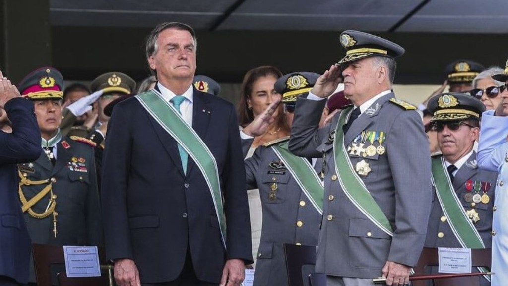 Antônio Cruz/Agência Brasil – 19.04.2022 O ex-presidente Jair Bolsonaro (PL), à esquerda, e o ex-comandante do Exército, General Freire Gomes, à direita