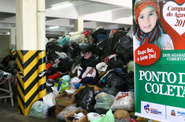 Voluntárias fazem triagem de agasalhos coletados