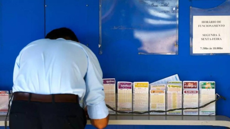 Homem ganha R$ 250 mil com '5 números da sorte' que aposta há 20 anos