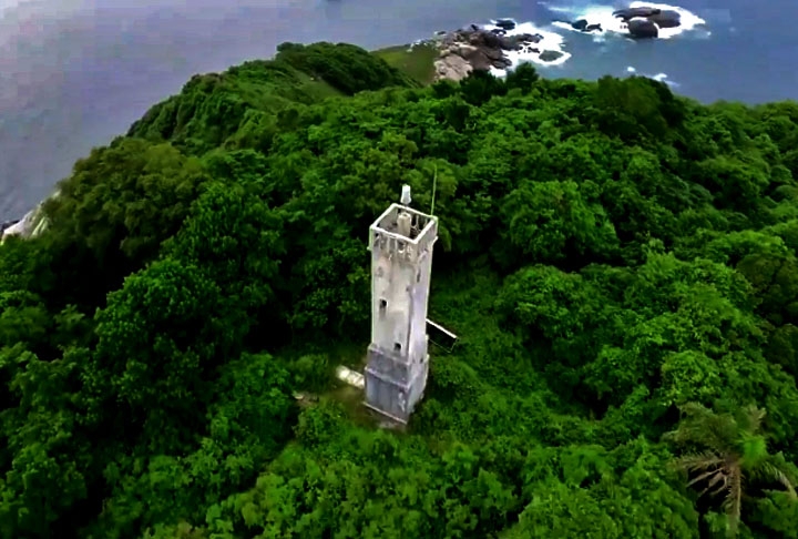 Desde 1925, um farol automático está instalado na parte mais plana da ilha, mantido e conservado pela Marinha. Mas sem necessidade de alguém no local. 