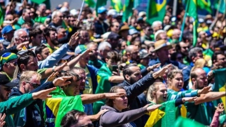 Vereadora que repudiou suposto gesto nazista em ato ilegal é cassada