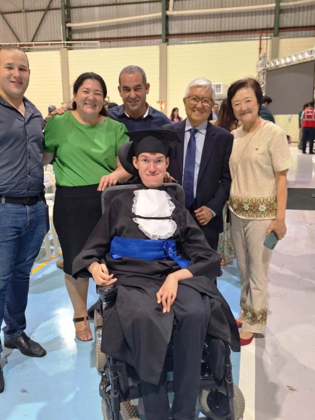 Gustavo com a família na colação de grau em Pompéia – Reprodução/Arquivo Pessoal
