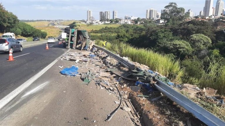 Caminhão tomba na rodovia no Contorno em Marília, motorista ferido