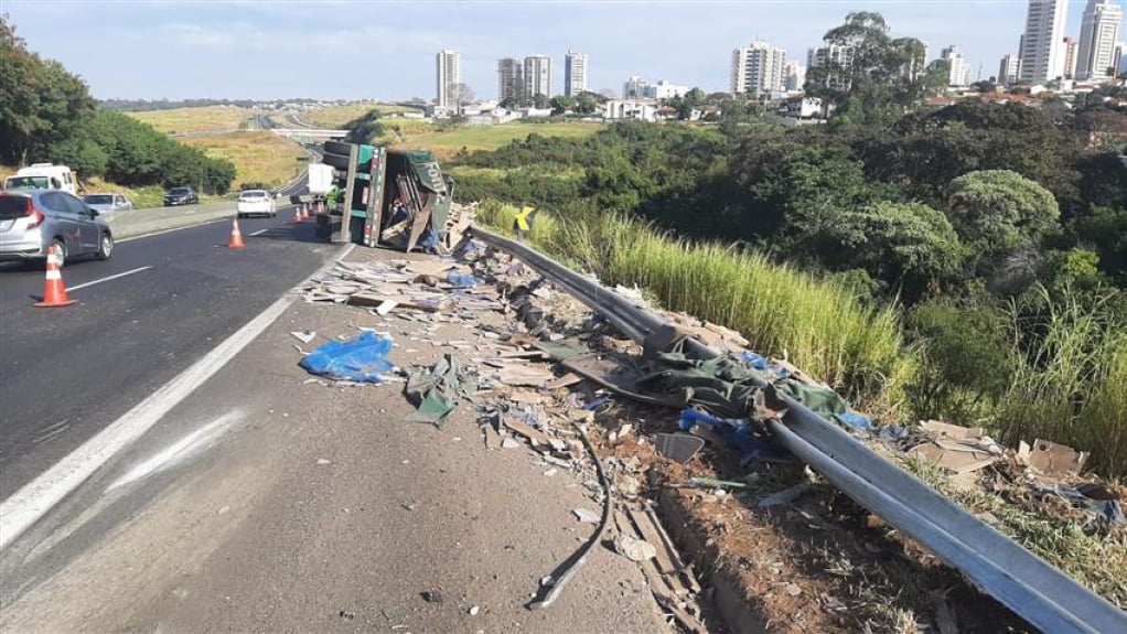 Caminhão tomba na rodovia no Contorno em Marília, motorista ferido