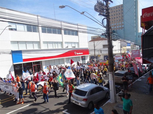 Cidade tem protestos com baixa adesão à greve geral