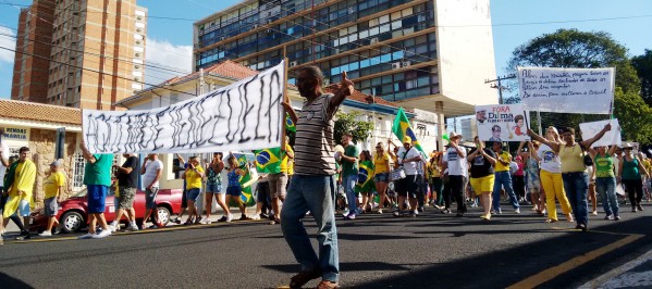 Protesto percorre ruas do Centro – Foto Rogério Martinez/Giro Marília