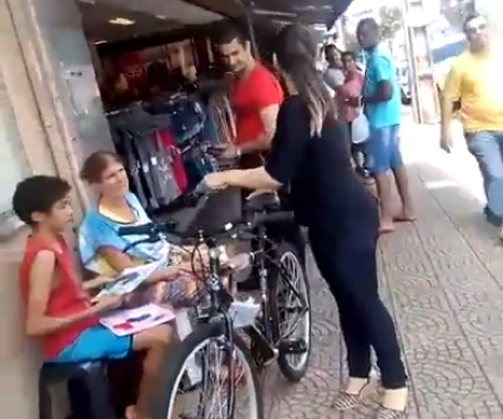 Menino de Assis sonhava com bicicleta, ganha e vídeo de entrega viraliza